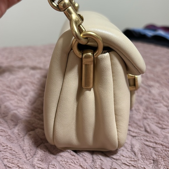 Coach Pillow Tabby 18 - Picture 4 of 8